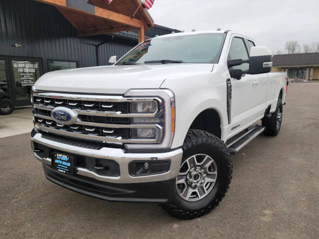 2023 Ford F-350 Super Duty LARIAT 4WD photo