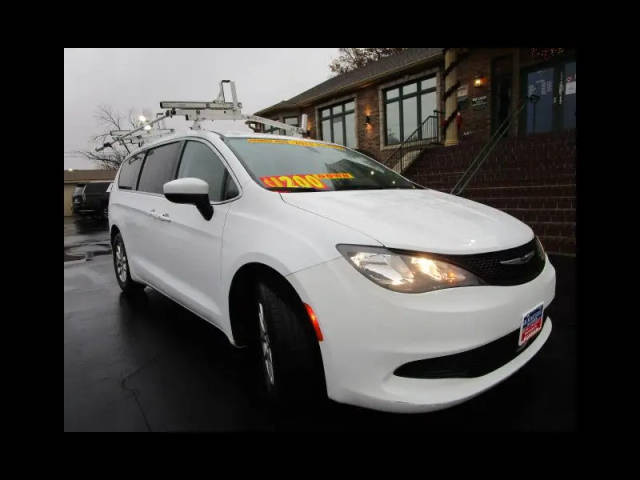 2022 Chrysler Voyager LX FWD photo