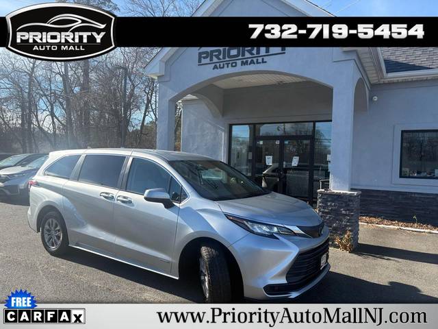 2021 Toyota Sienna LE FWD photo