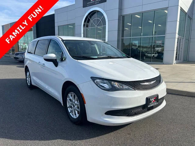 2022 Chrysler Voyager LX FWD photo