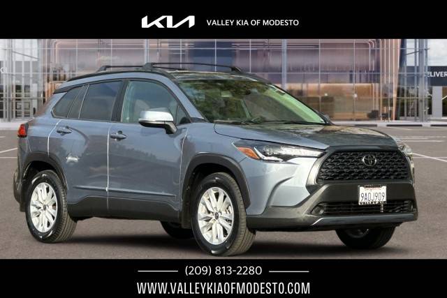 2022 Toyota Corolla Cross LE AWD photo