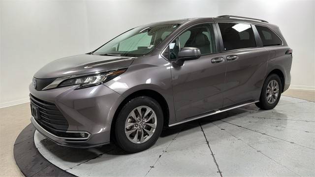 2023 Toyota Sienna XLE FWD photo