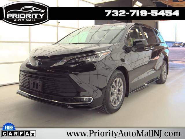 2022 Toyota Sienna XLE FWD photo