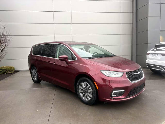 2022 Chrysler Pacifica Minivan Hybrid Touring L FWD photo