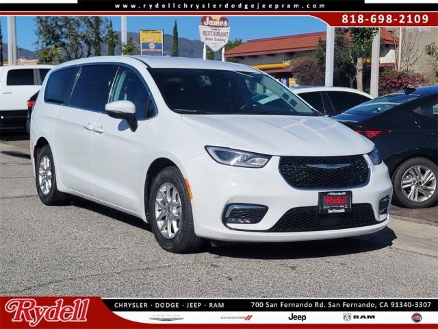 2023 Chrysler Pacifica Minivan Touring L FWD photo