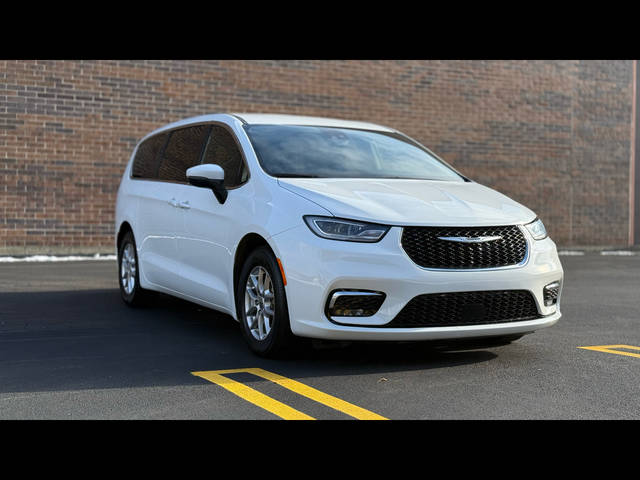 2023 Chrysler Pacifica Minivan Touring FWD photo