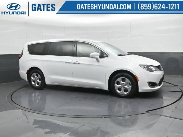 2017 Chrysler Pacifica Minivan Hybrid Touring Plus FWD photo