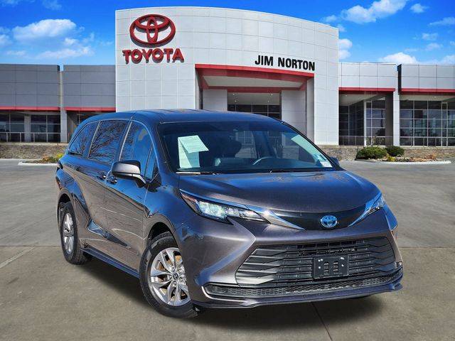 2022 Toyota Sienna LE FWD photo