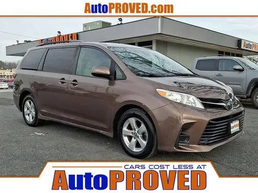 2018 Toyota Sienna LE FWD photo