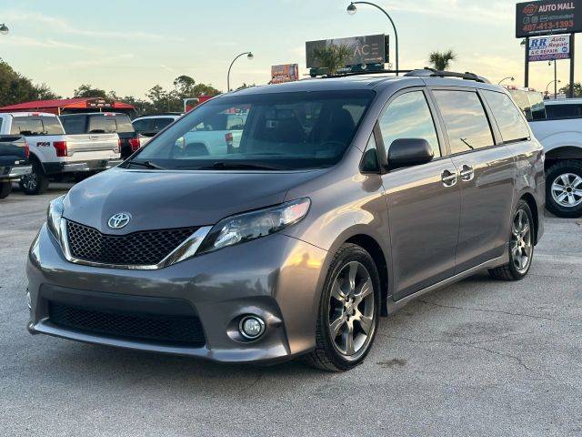 2015 Toyota Sienna SE FWD photo