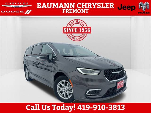 2023 Chrysler Pacifica Minivan Touring L FWD photo