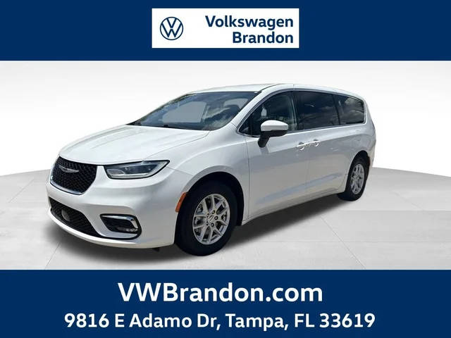 2023 Chrysler Pacifica Minivan Touring L FWD photo