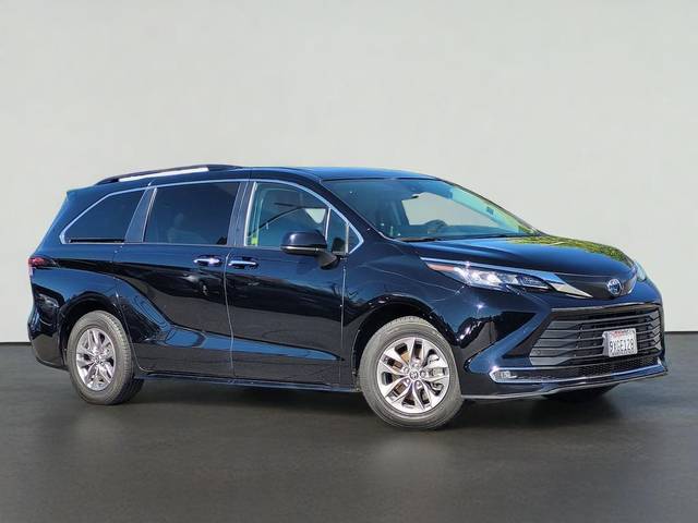 2023 Toyota Sienna XLE FWD photo
