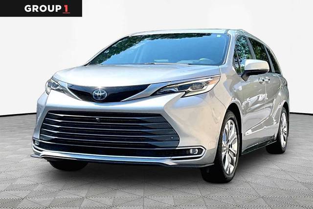 2023 Toyota Sienna Platinum FWD photo