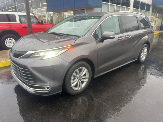 2023 Toyota Sienna Limited FWD photo