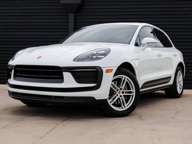2022 Porsche Macan  AWD photo
