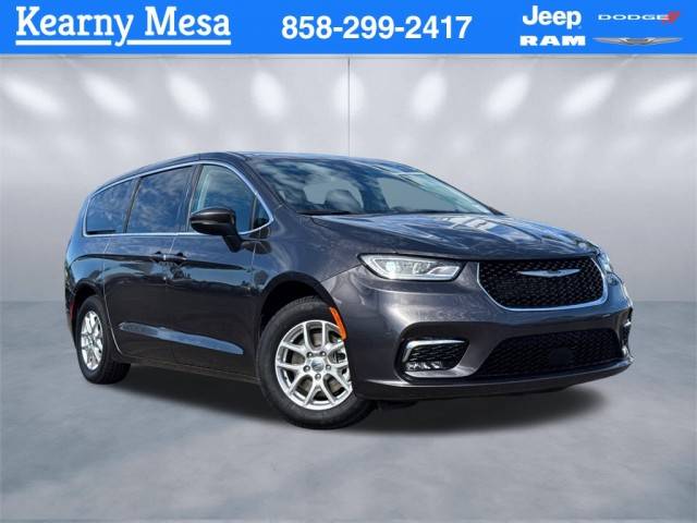 2023 Chrysler Pacifica Minivan Touring L FWD photo