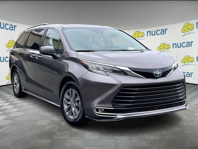 2023 Toyota Sienna XLE FWD photo