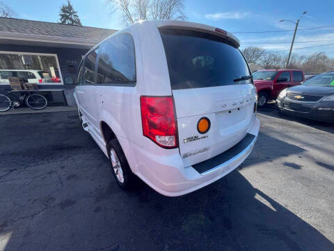 2016 Dodge Grand Caravan SXT FWD photo