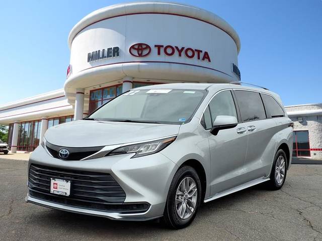 2022 Toyota Sienna LE FWD photo