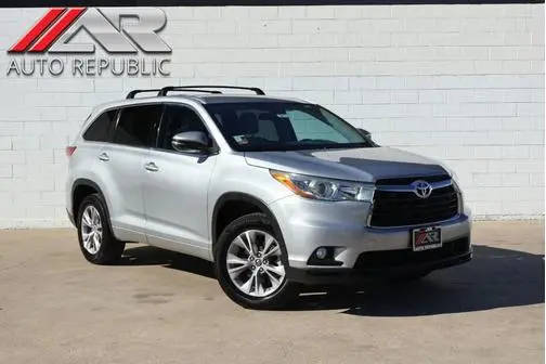 2016 Toyota Highlander LE Plus FWD photo