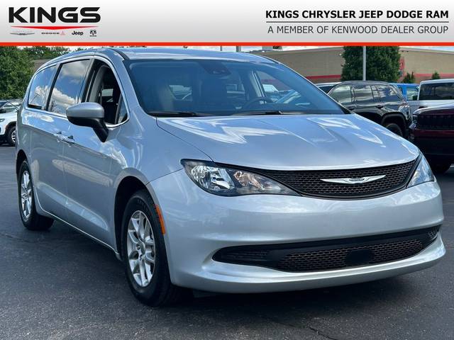 2023 Chrysler Voyager LX FWD photo