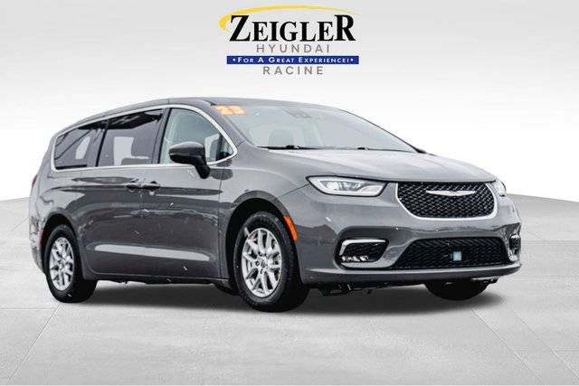2023 Chrysler Pacifica Minivan Touring L FWD photo