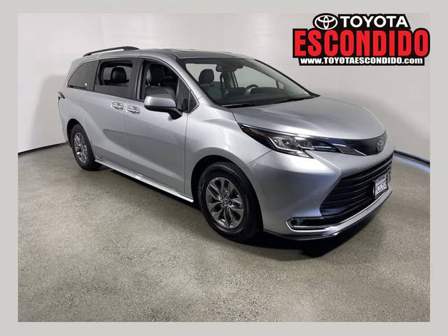 2023 Toyota Sienna XLE FWD photo