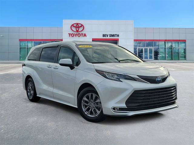 2023 Toyota Sienna XLE FWD photo
