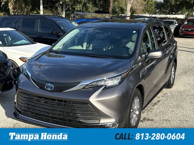 2022 Toyota Sienna XLE FWD photo