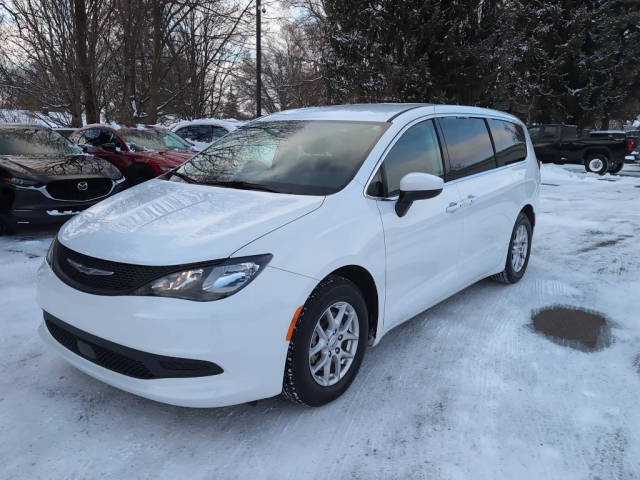 2023 Chrysler Voyager LX FWD photo