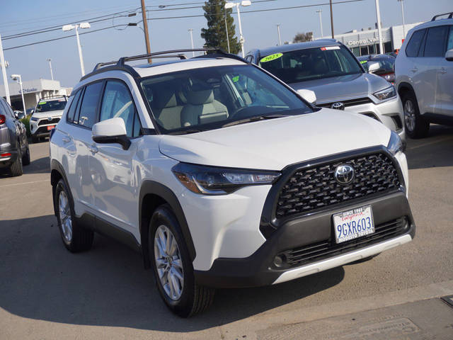 2023 Toyota Corolla Cross LE AWD photo