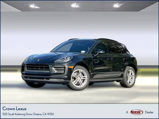 2022 Porsche Macan  AWD photo