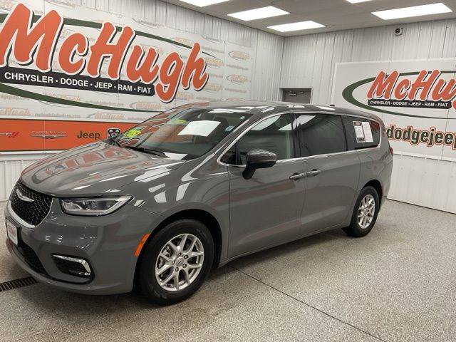 2023 Chrysler Pacifica Minivan Touring L FWD photo