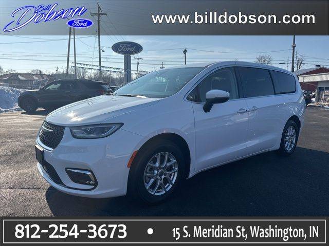 2023 Chrysler Pacifica Minivan Touring L FWD photo
