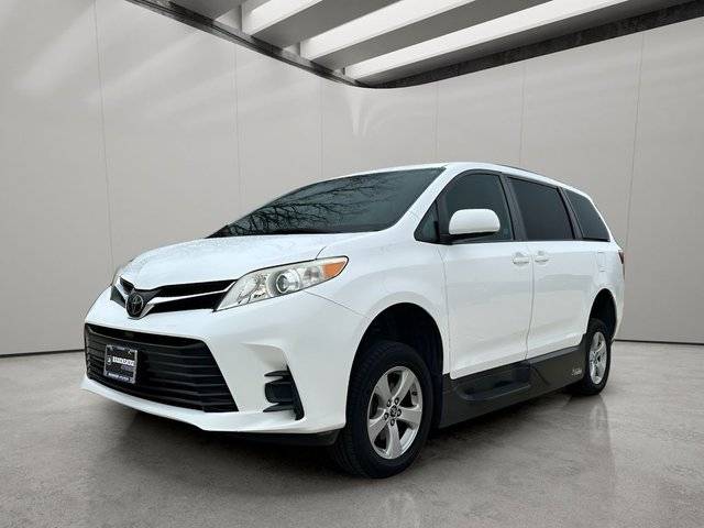 2020 Toyota Sienna LE FWD photo