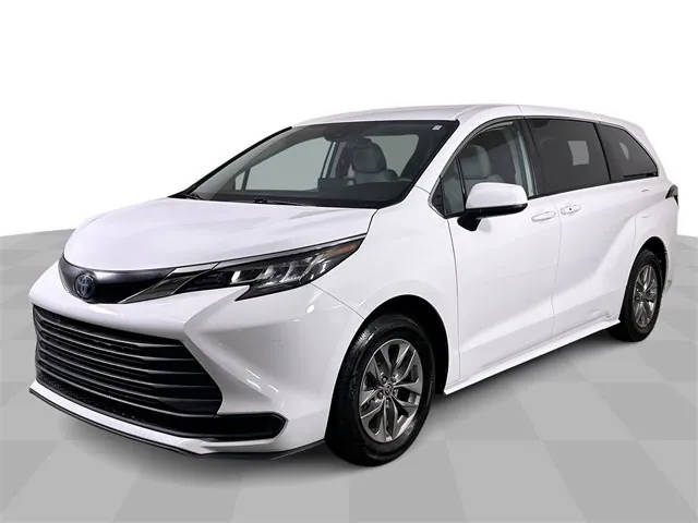 2022 Toyota Sienna LE FWD photo