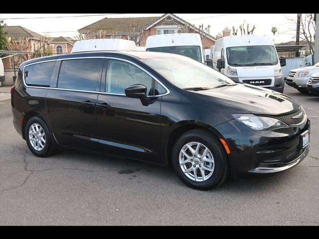 2022 Chrysler Voyager LX FWD photo