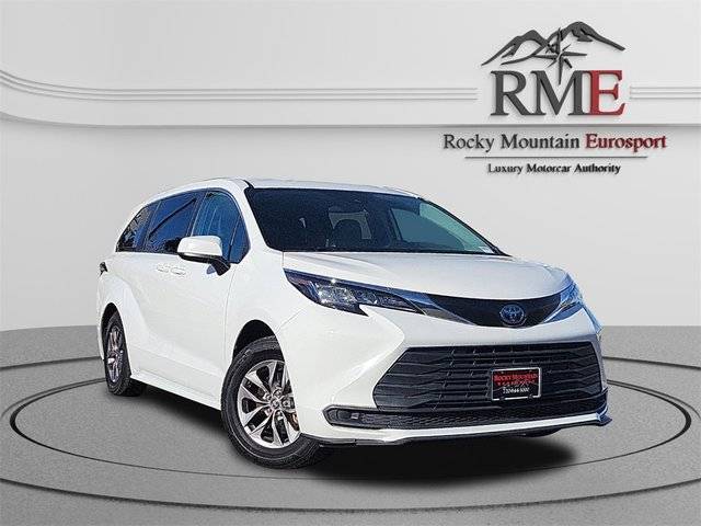 2023 Toyota Sienna LE AWD photo