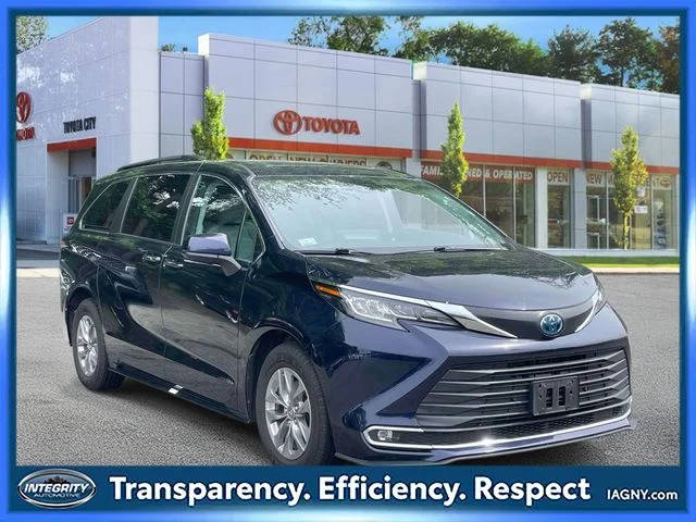2023 Toyota Sienna XLE FWD photo