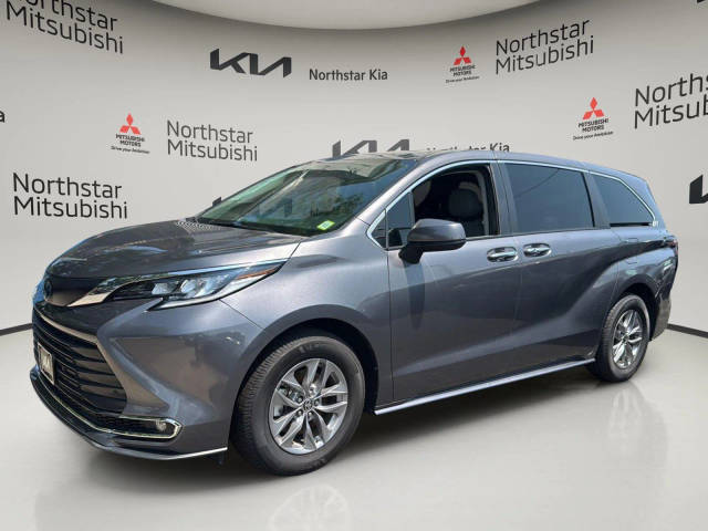 2023 Toyota Sienna XLE FWD photo