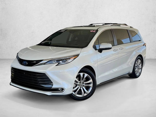 2022 Toyota Sienna Platinum FWD photo