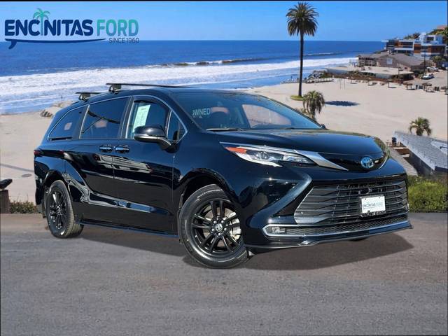 2022 Toyota Sienna Platinum AWD photo