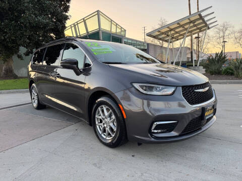 2022 Chrysler Pacifica Minivan Touring FWD photo