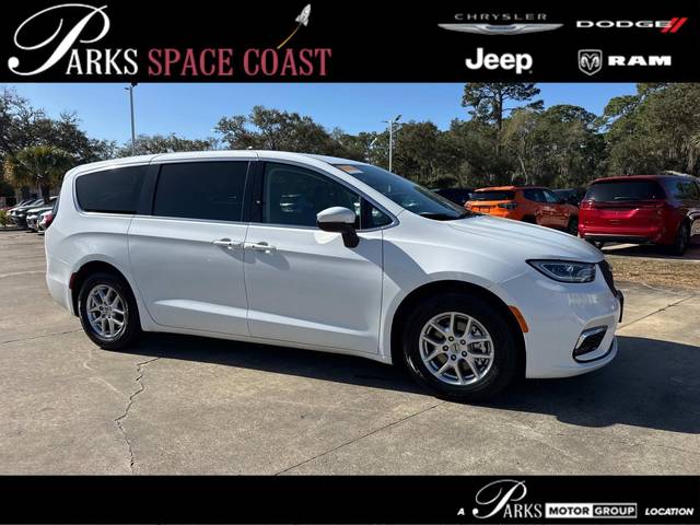 2023 Chrysler Pacifica Minivan Touring L FWD photo