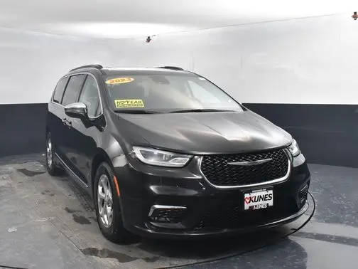 2023 Chrysler Pacifica Minivan Limited FWD photo