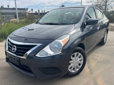 2015 Nissan Versa SV FWD photo