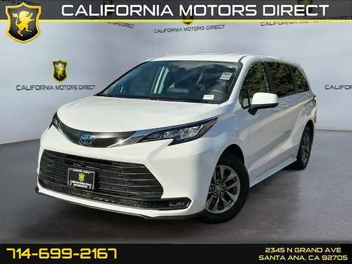 2023 Toyota Sienna LE FWD photo