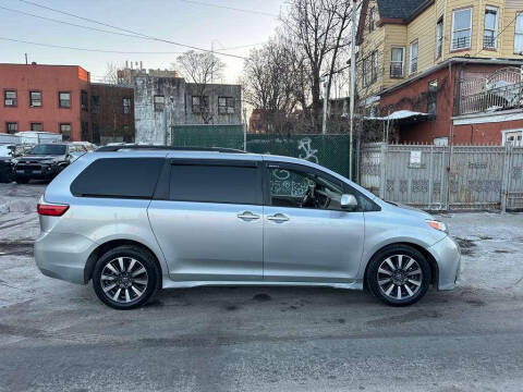 2020 Toyota Sienna LE AWD photo