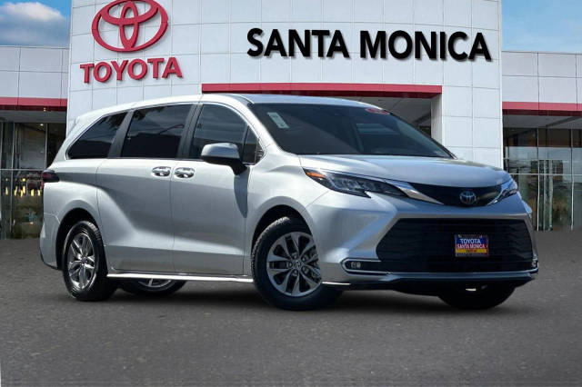 2022 Toyota Sienna XLE FWD photo
